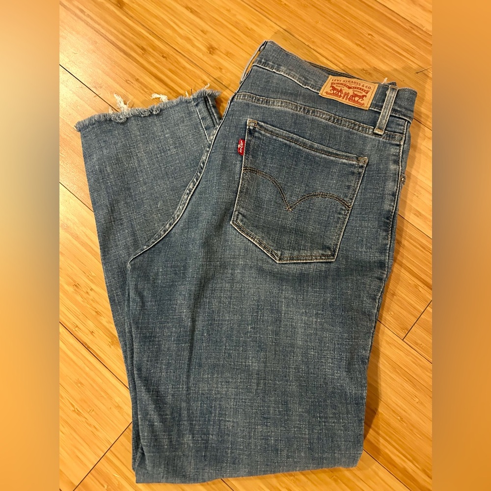 Levi's 724 high rise straight crop jean. Distressed Blue. Size 30